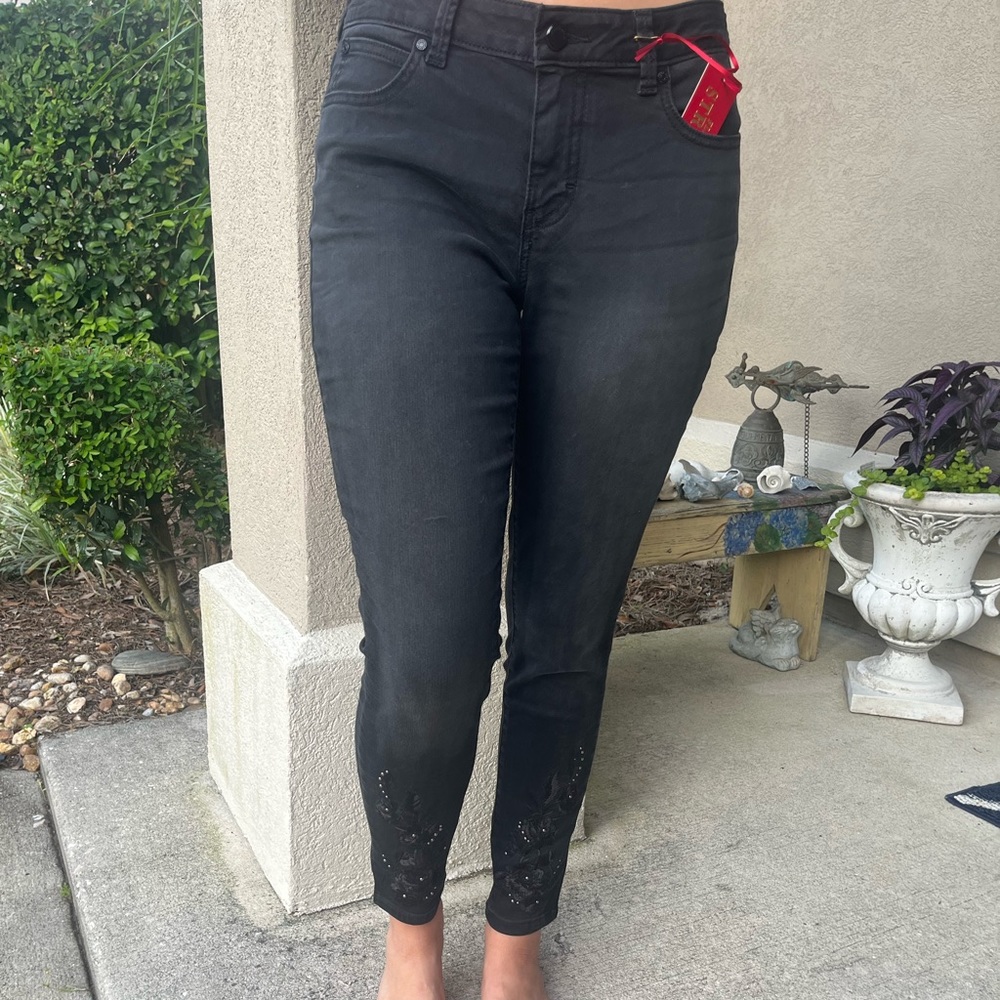 Jennifer Lopez skinny ankle jeans size 4. Ankle detailing.